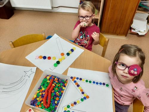 Skládání písmen s&nbsp;pet vršků.