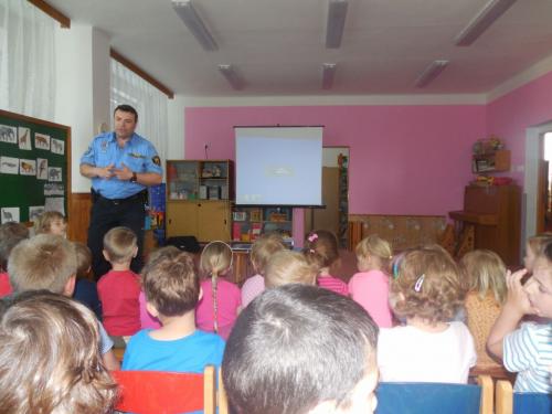 Strážníci Městské policie v Hranicích u nás v MŠ (31.5.)